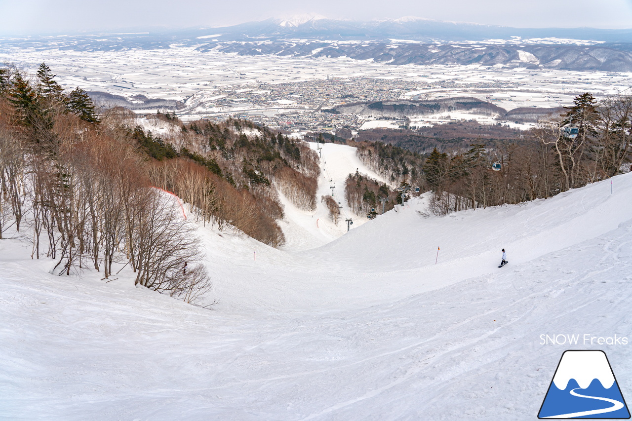 富良野スキー場｜2022-2023シーズンの『北の峰ゾーン』の営業は、3月21日（火・祝）まで。心ゆくまでロング滑走を楽しみましょう♪